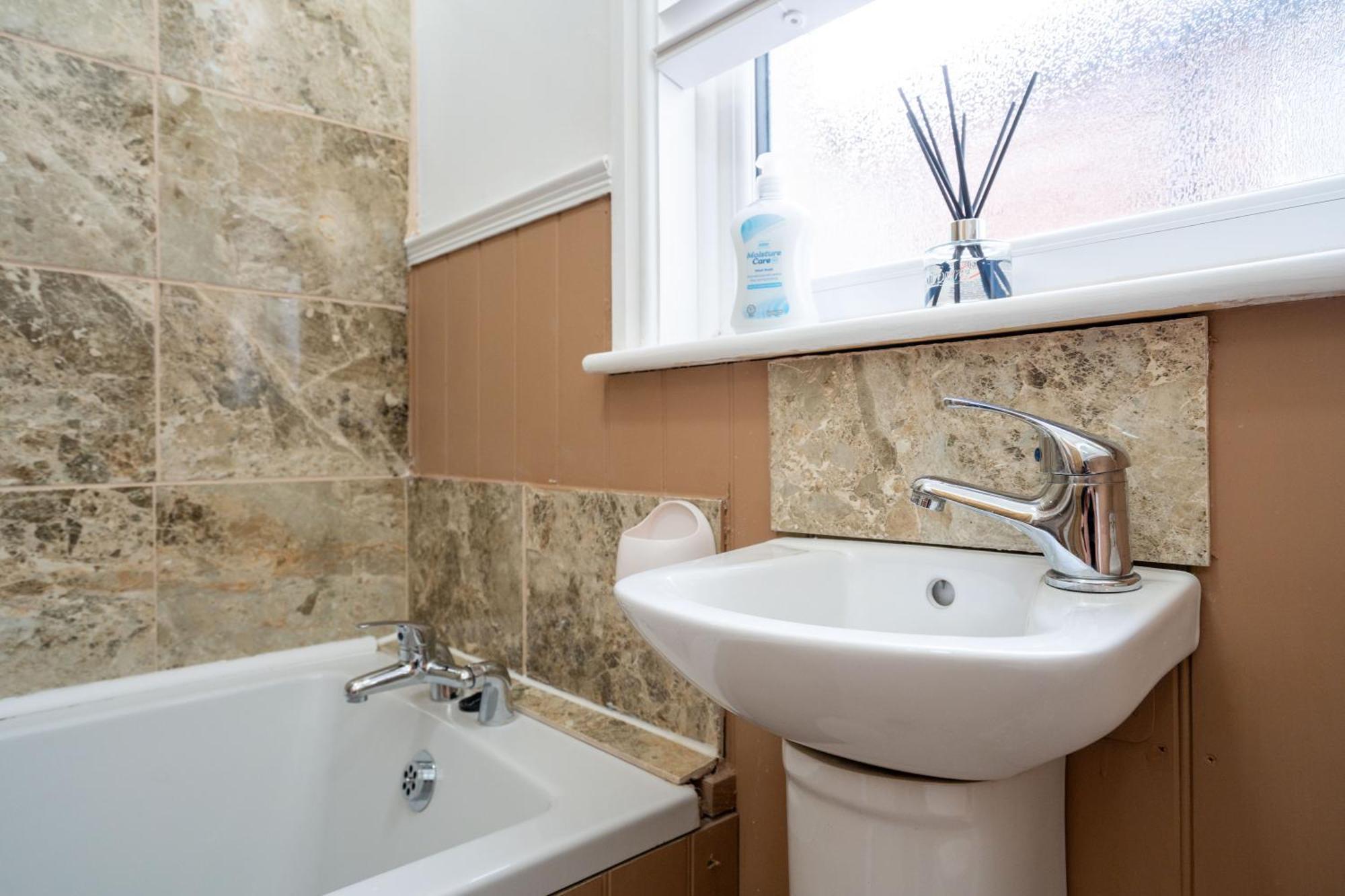Swiss Haven - Spacious 3 Bedroom House Liverpool Exterior foto